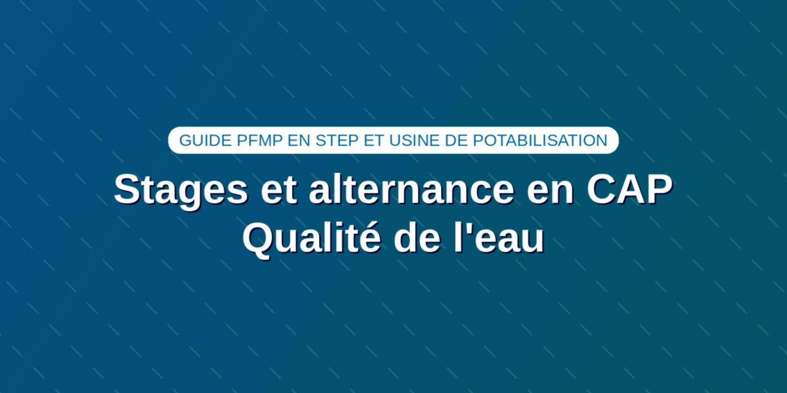 Apprenti agent de la qualité de l'eau prélevant un échantillon au bord d'un bassin de décantation en station d'épuration